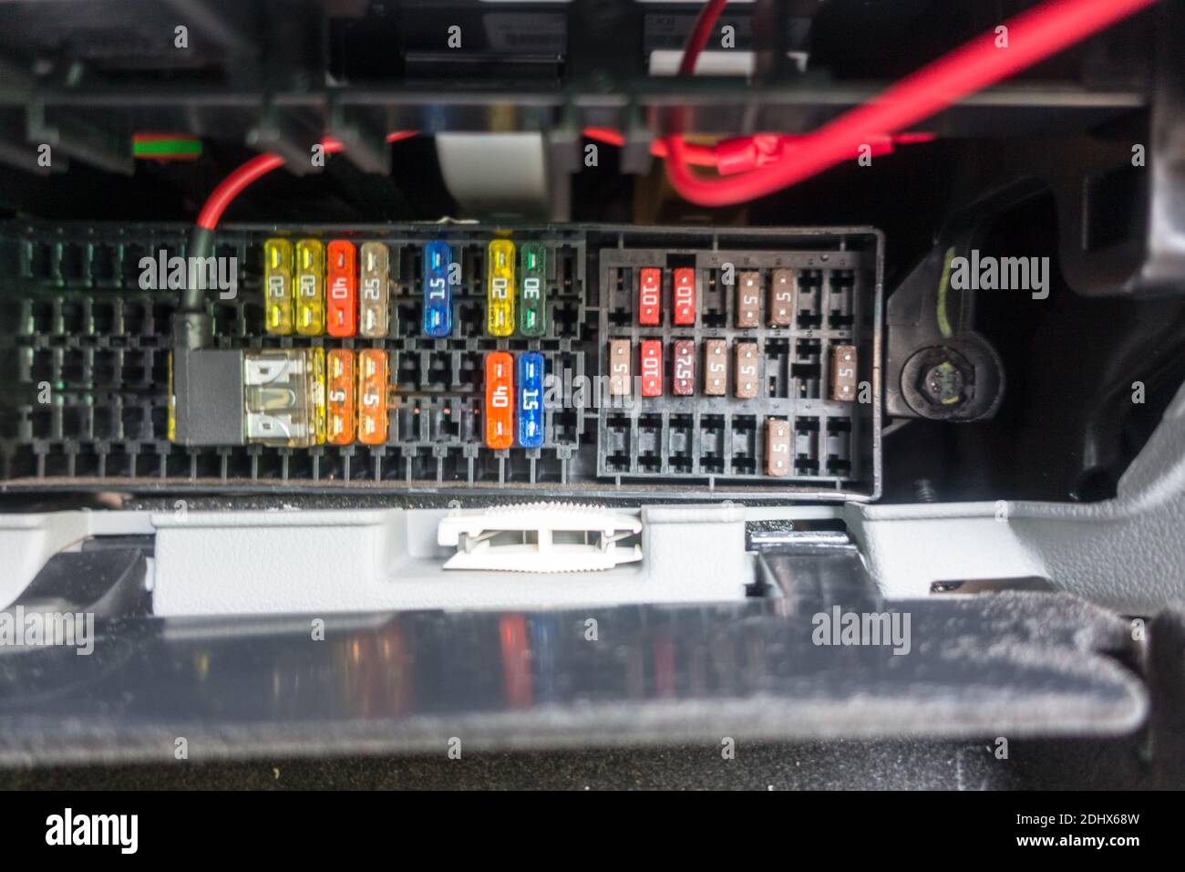 Caja de fusibles del coche fotografías e imágenes de alta resolución - Alamy