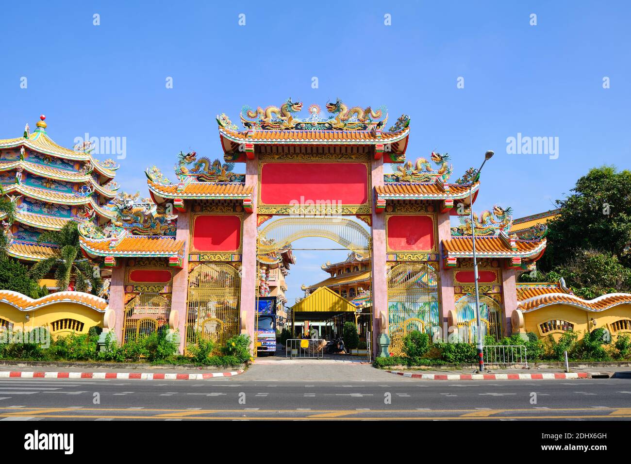 Hermoso templo chino durante un día soleado Foto de stock
