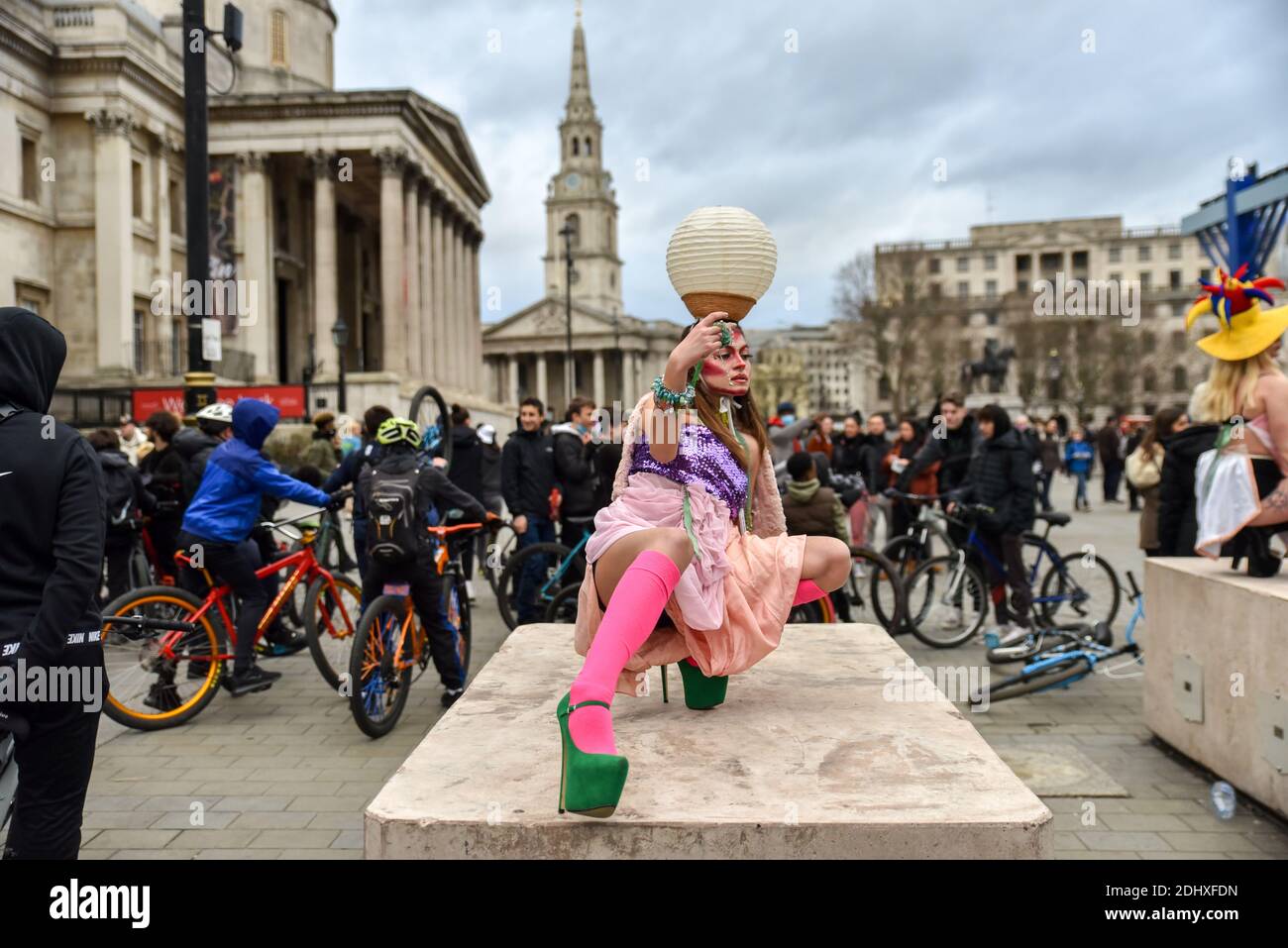 Londres, Reino Unido. 12 de diciembre de 2020. Diseñador Pierre Garroudi Flashmob en el centro de Londres. Crédito: Matthew chattle/Alamy Live News Foto de stock
