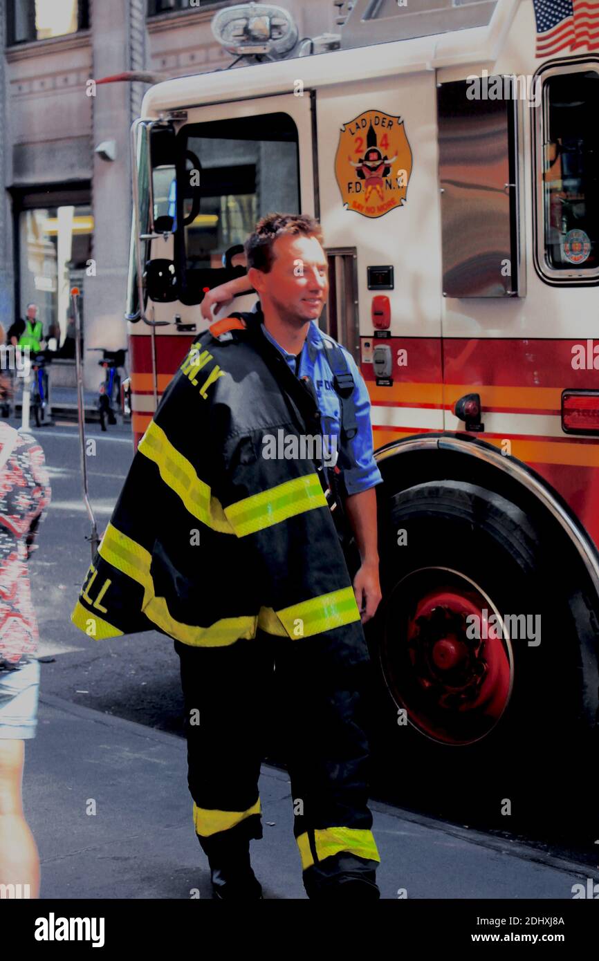 Fdny fireman firefighter new york fotografías e imágenes de alta resolución  - Alamy