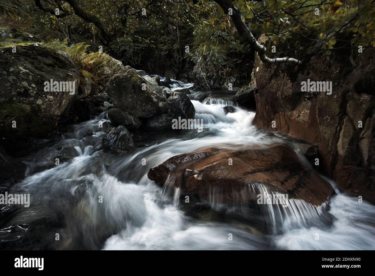 GRAN BRETAÑA / Inglaterra / Cataratas del agua - Mosedale Beck - Wasdale .riachuelo de agua de larga exposición. Foto de stock