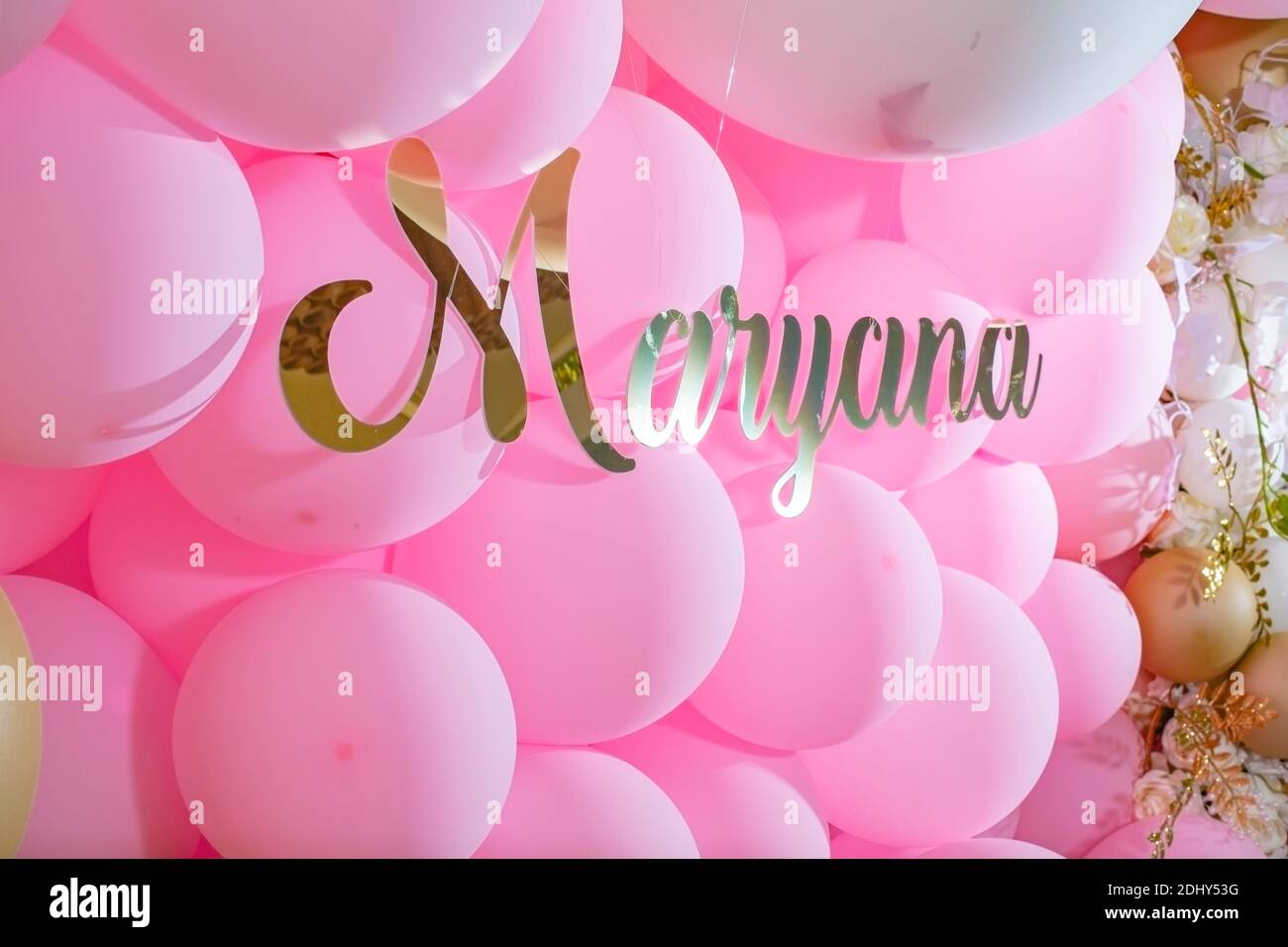 La decoración del restaurante con rosa y oro globos para celebrar el  cumpleaños de la chica. El nombre Marianna está escrito en letras doradas  Fotografía de stock - Alamy