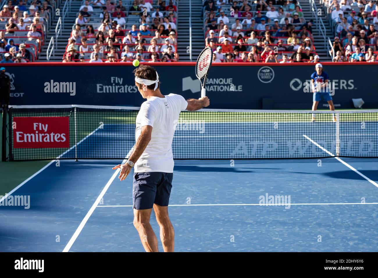 Montreal, Canadá - Aujgust 5, 2017: Roger Federer practicando en la corte central durante la Copa Rogers. Foto de stock