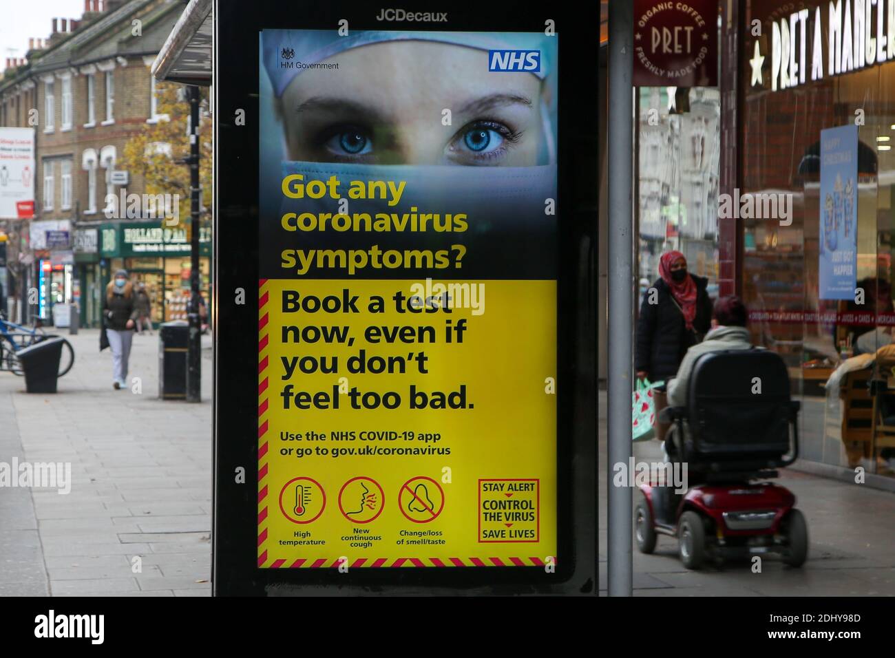 COIVD-19 cartel digital de la campaña de información pública visto en Londres. Foto de stock