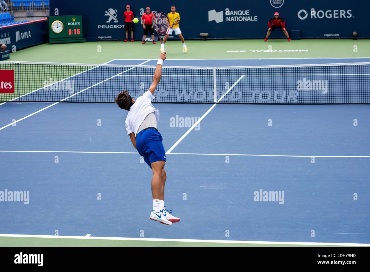 Montreal, Canadá - Aujgust 5th, 2017: Pierre-Hugues Herbert practicando en el banco nacional durante la Copa Rogers. Foto de stock