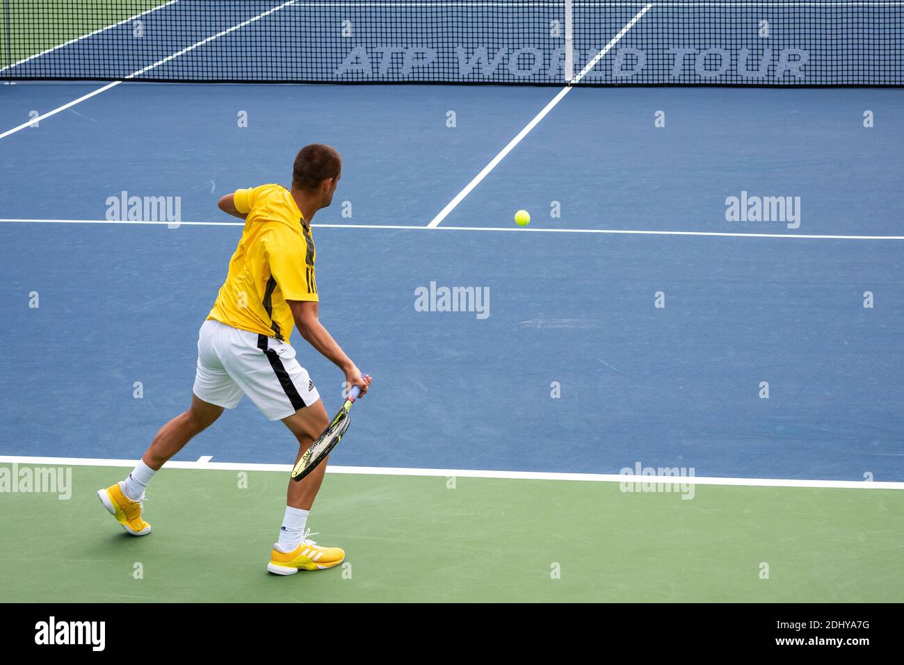 Montreal, Canadá - Aujgust 5th, 2017: Mikhail Youzhny practicando en el tribunal bancario nacional durante la Copa Rogers. Foto de stock