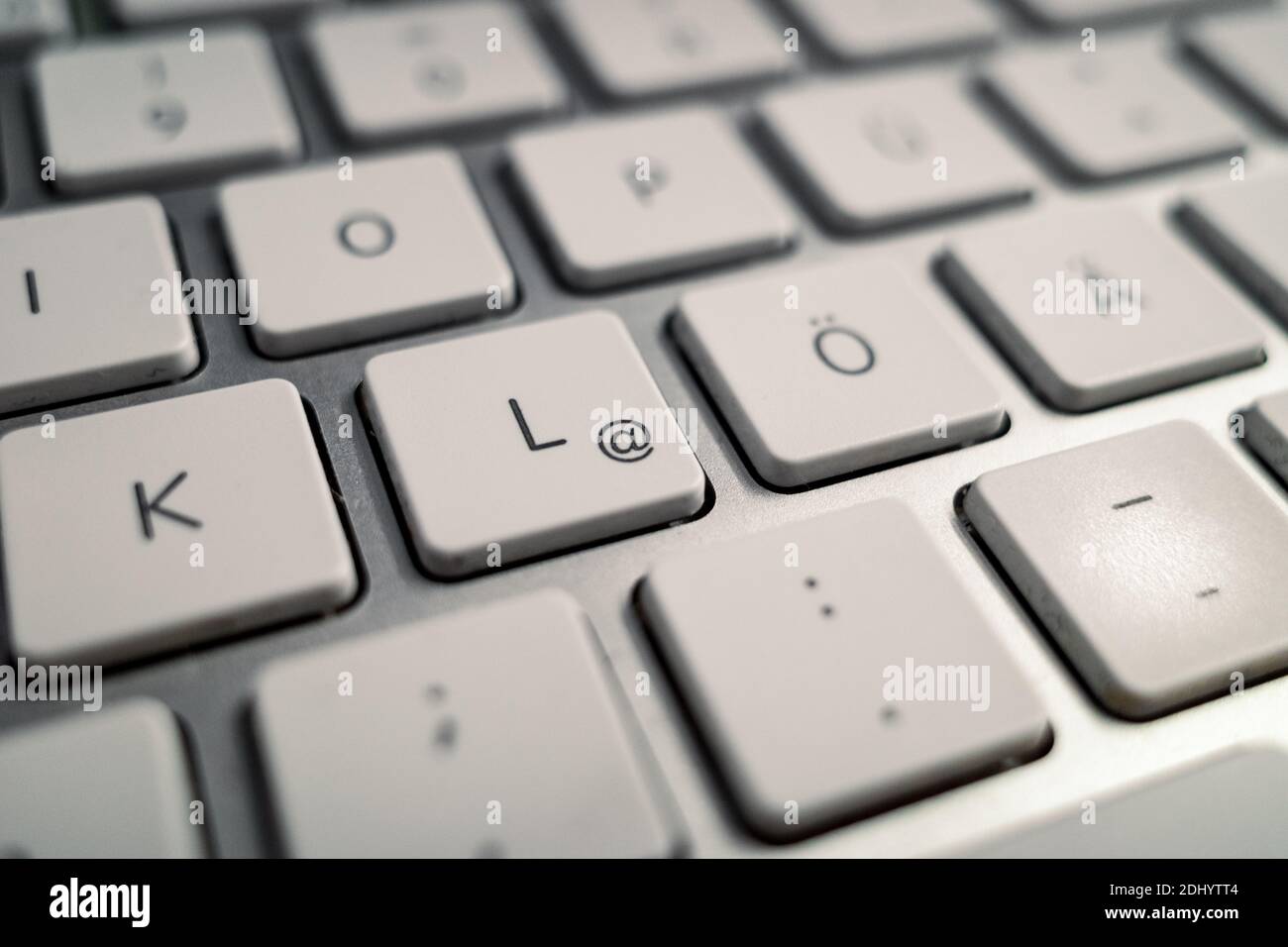 Primer plano y vista de detalle macro en el alfabeto alemán sobre los  botones blancos del teclado moderno de aluminio del ordenador Fotografía de  stock - Alamy