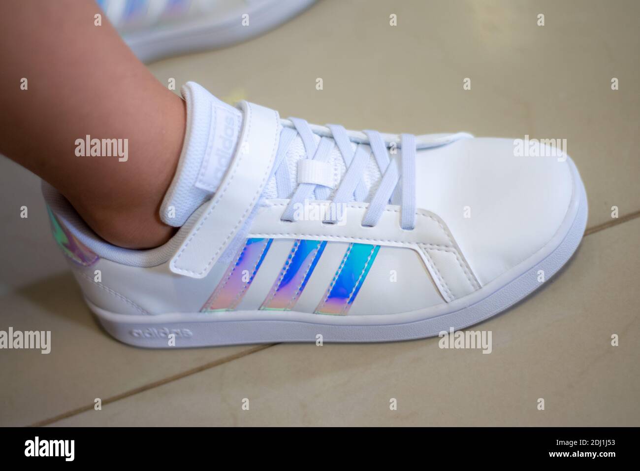 Zapatillas adidas blancas fotografías e imágenes de alta resolución - Alamy