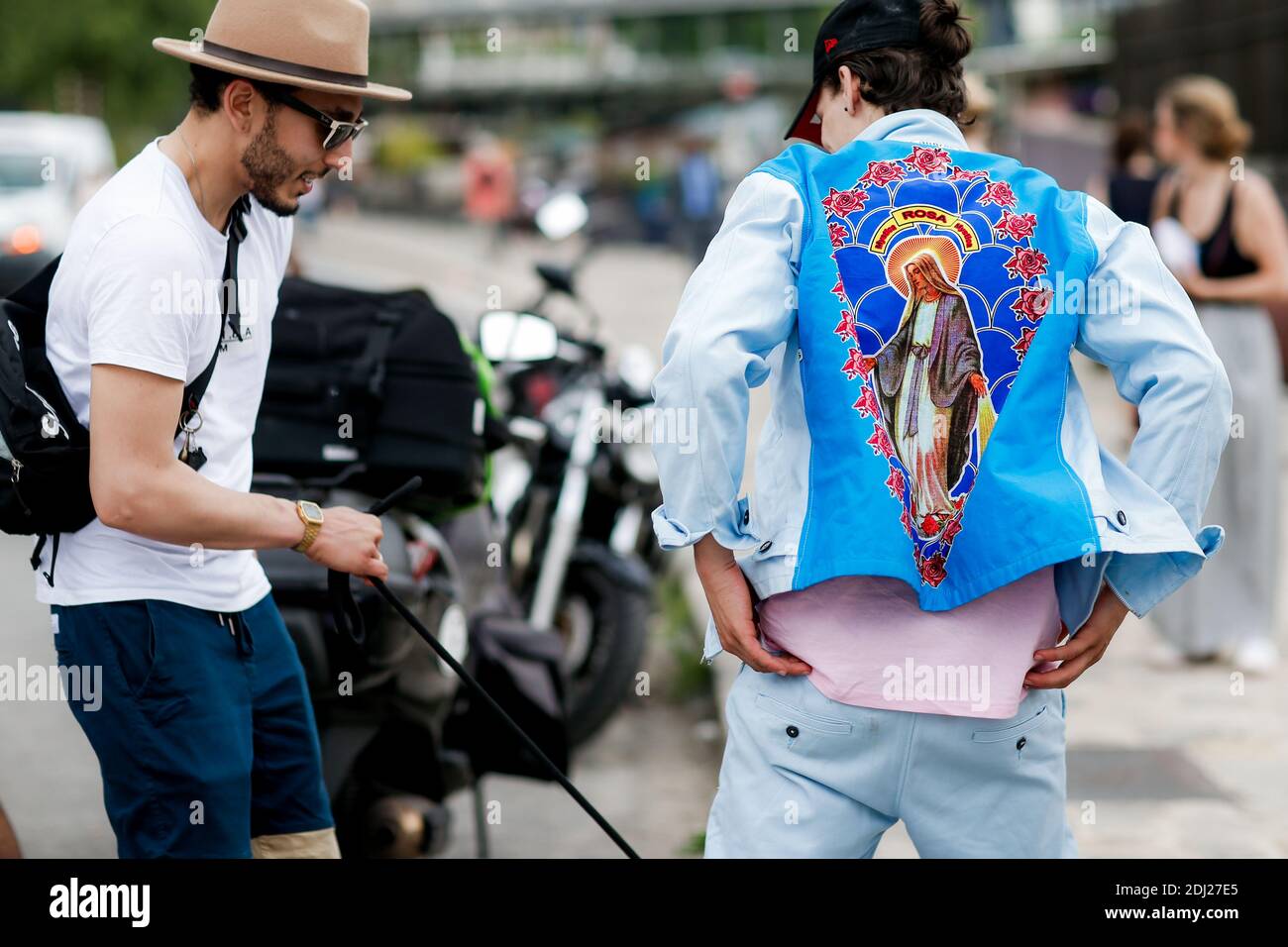 isla Vacunar sanar Street style, llegando a y Project Primavera-Verano 2017 espectáculo de ropa  de hombre celebrado en Peniche Maxim's, Port de Suffren, en París, Francia,  el 22 de junio de 2016. Foto de Marie-Paola