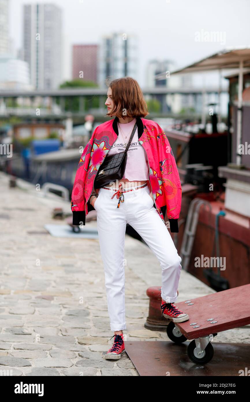 Estilo urbano, Inga llegando a y Project Primavera-Verano 2017 espectáculo  de ropa de hombre celebrado en Peniche Maxim's, Port de Suffren, París,  Francia, el 22 de junio de 2016. Ella está usando