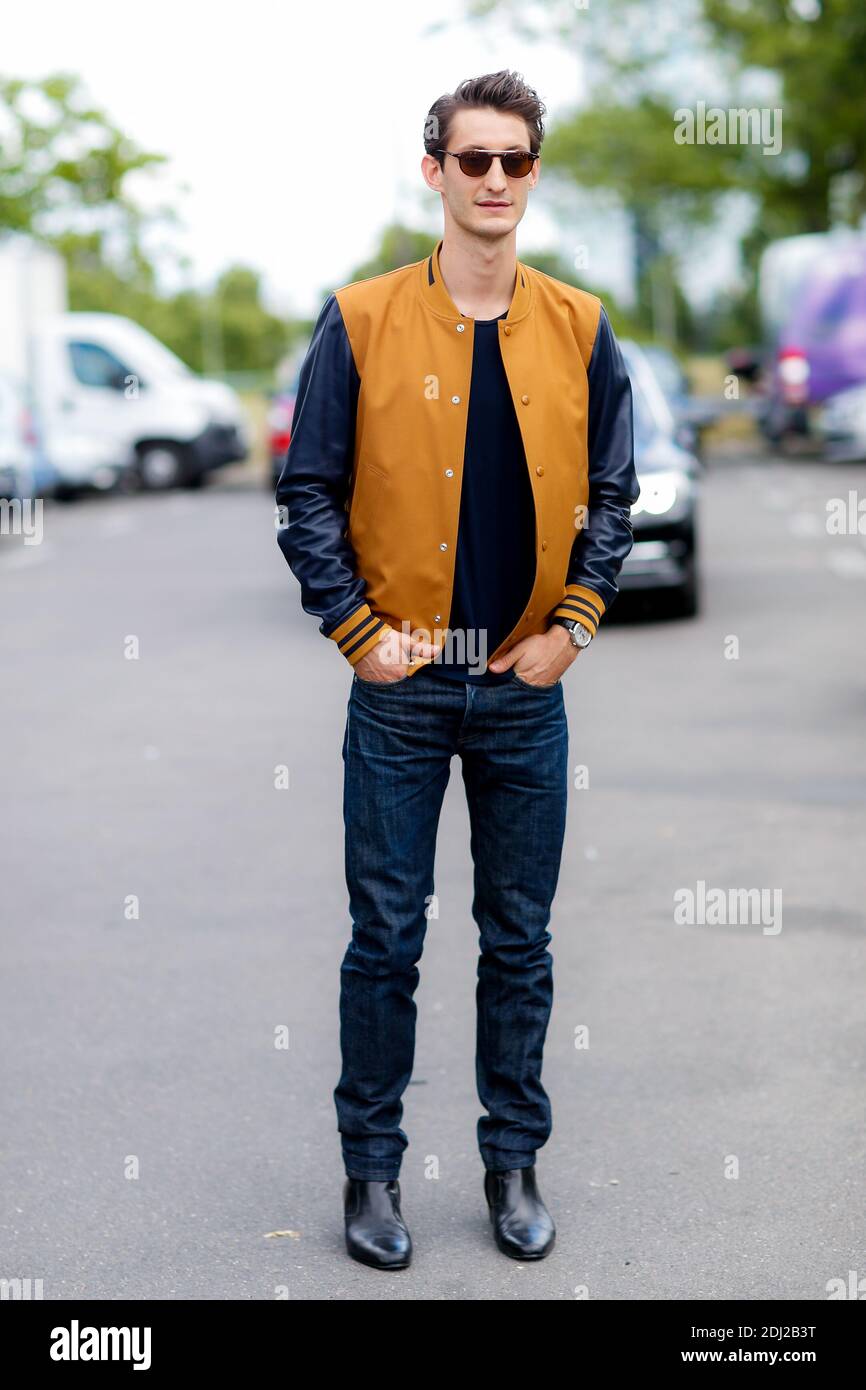 Al estilo de la calle, Pierre Niney llegando a Dior Primavera-Verano 2017  espectáculo de ropa de hombre celebrado en el Club de Tenis, en París,  Francia, el 26 de junio de 2016.