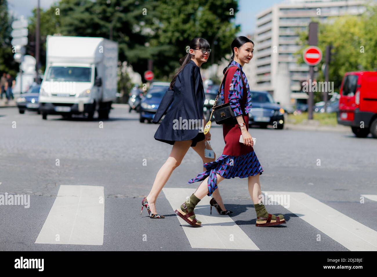 Street Style, Leaf Greener y Sherry Shen llegando a la feria de ropa de  hombre Dior Spring-Summer 2017 celebrada en el Club de Tenis, en París,  Francia, el 25 de junio de