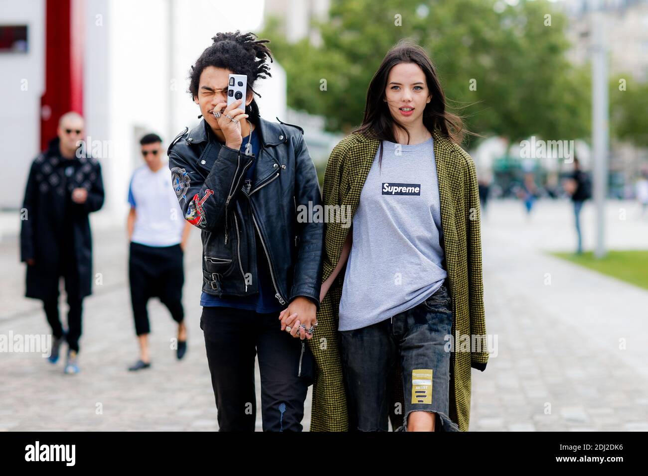 Estilo urbano, Luka Sabbat y Adriana Mora llegando a Off White Spring-Summer  2017 espectáculo de ropa de hombre celebrado en Philharmonie, en París,  Francia, el 26 de junio de 2016. Foto de