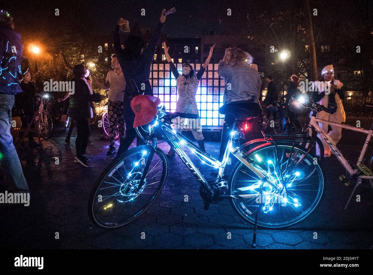 12 de diciembre de 2020, Nueva York, Nueva York, EE.UU.: Los asistentes móviles se reúnen en Tompkins Square Park, adornándose a sí mismos y sus bicicletas con luces de neón, celebrando Hanakauh, el Festival de las luces. La canción Carrera de bicicletas de la banda Queen está jugando como la gente baila frente a un signo de neón:.''˜en tus marcas, consigue, ir.Carrera de bicicletas, carrera de bicicletas, carrera de bicicletas.bicicleta, bicicleta, bicicleta.Quiero montar en mi bicicleta, bicicleta, bicicleta, bicicleta.(Quiero una) Carrera de bicicletas.dices Coca-Cola, digo 'caine.dices John, dice John, Digo Wayne.Hot dog, digo que lo bueno hombre.no quiero ser el Presidente de Americaâ (crédito I Foto de stock