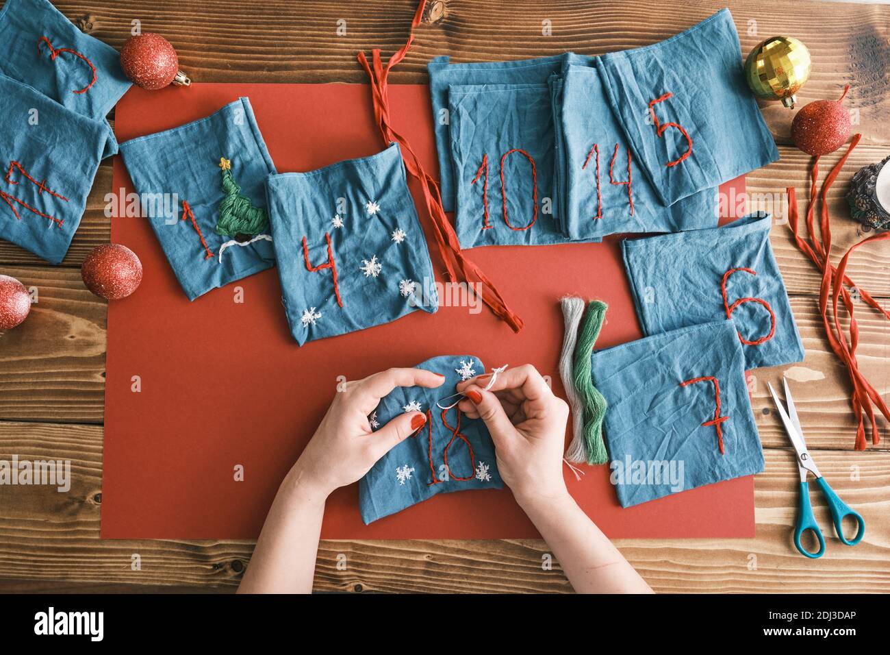Bolsas de tela para regalos de Navidad y números hechos a mano con  decoraciones en la mesa. Calendario de Adviento hecho a mano para Navidad  Fotografía de stock - Alamy