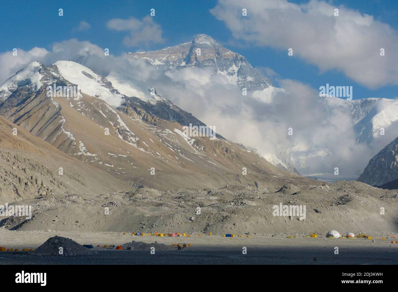 Monte Everest visto desde el campamento base Everest desde el Tíbet de lado en un día claro Foto de stock