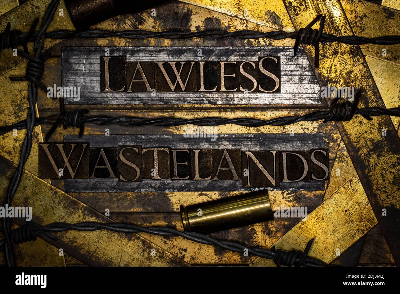 Texto de Wastelands sin ley sobre el cobre gris de bronce texturizado vintage y.. fondo de oro Foto de stock