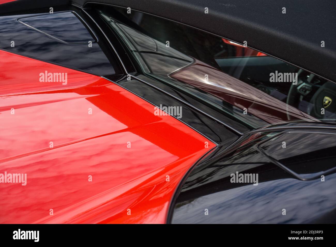Detalle de la ventanilla trasera y la tapa del motor En un Rosso Marte rojo Lamborghini Huracan Spyder LP 580-2 Foto de stock