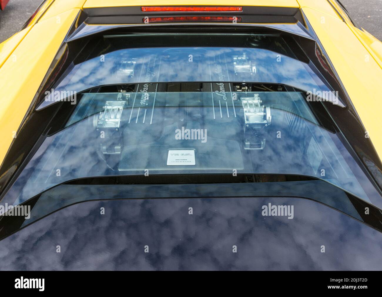 Detalle de la cubierta del motor y la ventana trasera De un Lamborghini Murciélago LP 640 amarillo Foto de stock