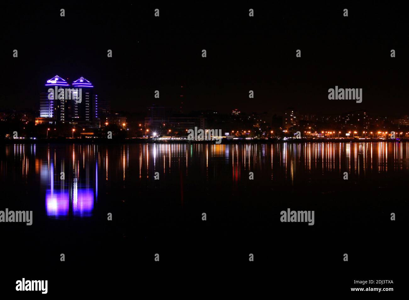 Zaporizhzhia ciudad noche horizonte. Reflexiones nocturnas sobre la superficie del agua Fotografía de stock - Alamy Zaporizhzhia ciudad noche horizonte. Reflexiones nocturnas sobre la superficie del agua Fotografía de stock - Alamy