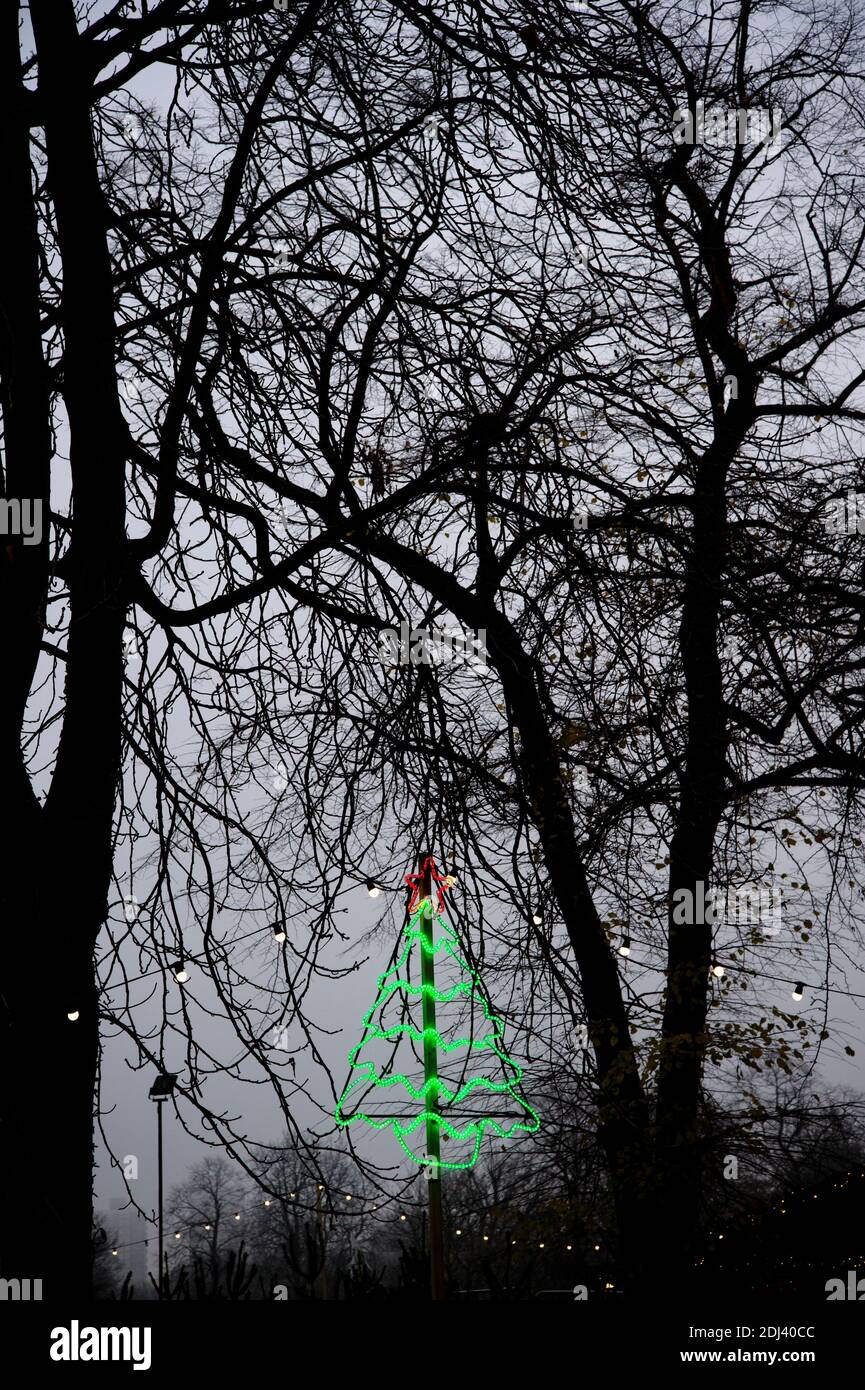 Londres, Victoria Park. Cartel de neón iluminado para árboles de Navidad en venta Foto de stock