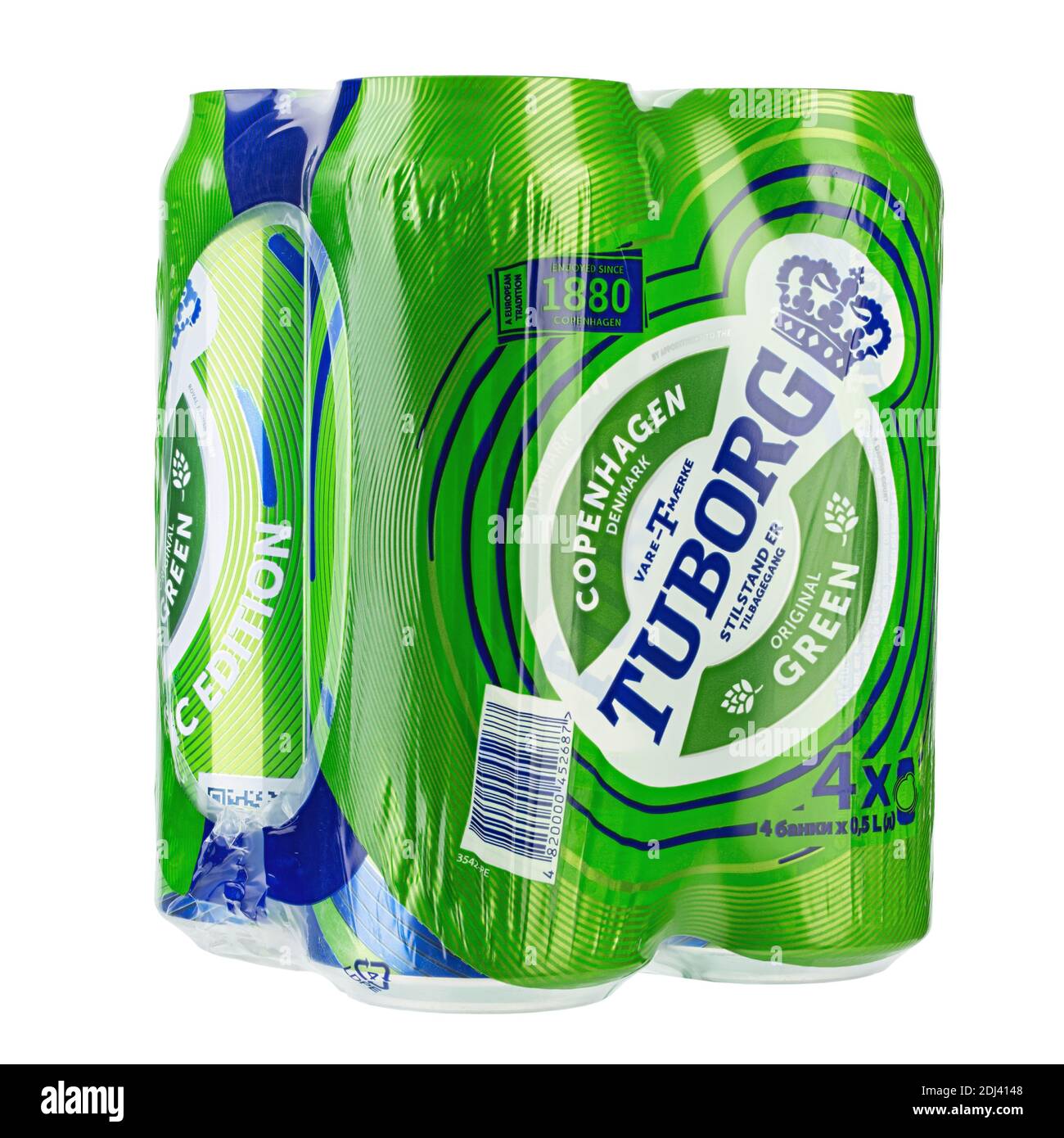 Ucrania, Kiev - Octubre de 07. 2020: Cuatro paquetes de aluminio de cerveza verde Tuborg sobre fondo blanco. Tuborg es una empresa cervecera danesa fundada en 1873. F Foto de stock