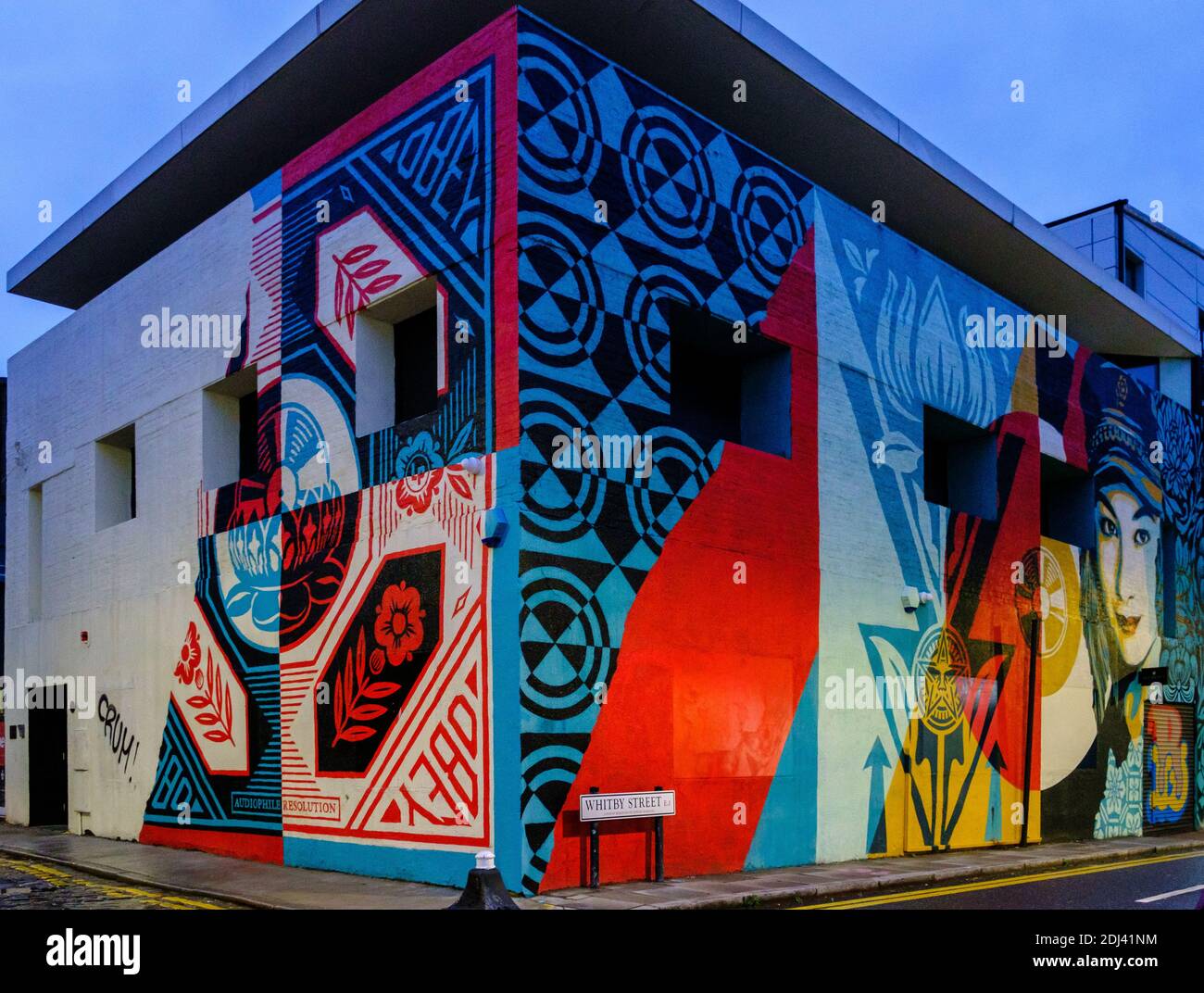 Arte callejero brillante y colorido del artista Shepard Fairey en el exterior de un edificio en Whitby Street Shoreditch Londres, Reino Unido Foto de stock