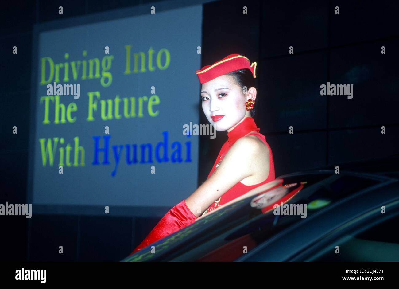 Modelo en el stand de Hyundai en el Salón del automóvil de Beijing, China, junio de 1996. Foto de stock