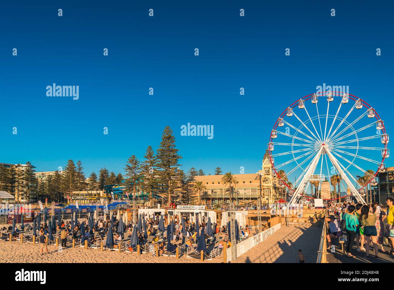 Adelaida, Australia Meridional - 12 de enero de 2019: La gente del bar Moseley Beach Club disfruta de las vistas de la puesta de sol en una noche de verano Foto de stock
