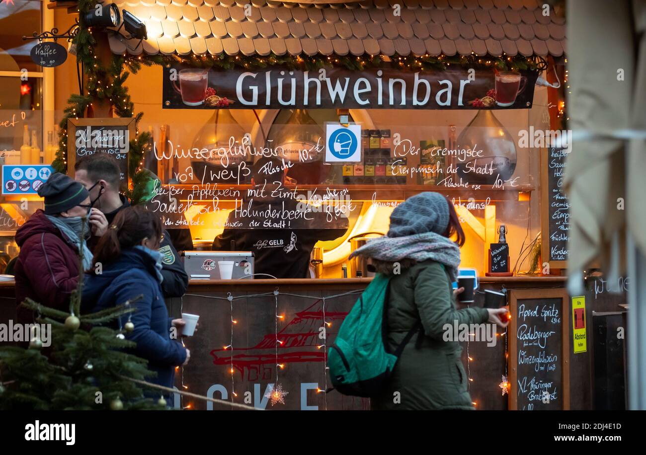 La gente pasa por una cabina de vino caliente durante el cierre del coronavirus (COVID-19) en Dresden, Alemania, 12 de diciembre de 2020. REUTERS/Hannibal Hanschke Foto de stock