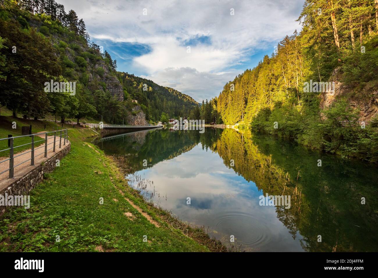 Lago Esmeralda (Lago smeraldo) paisaje, Non Valley, Italia Foto de stock