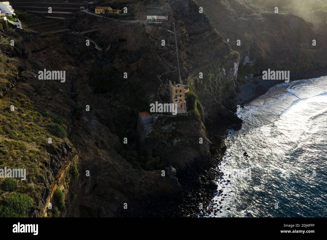 Vista aérea de la Casa Hamilton abandonada en los Realejos junto al mar Foto de stock