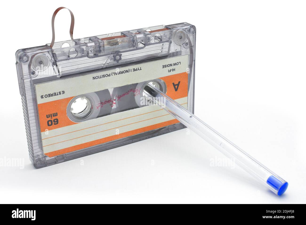 enrollar cinta de casete antigua para grabar música en blanco antecedentes Foto de stock