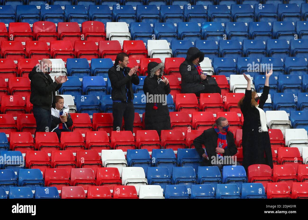 Los fans de Crystal Palace aplaudieron a los jugadores antes del partido de la Premier League en Selhurst Park, Londres. Foto de stock