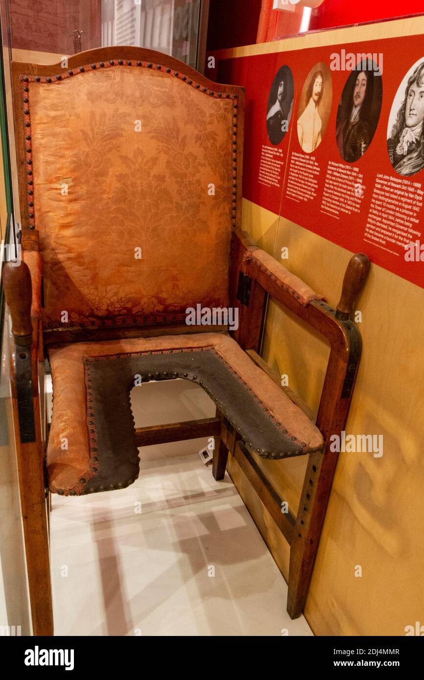 Una silla de parto plegable, o silla de parto (c. 1601-1700, Alemania) en  el Centro Nacional de Guerra Civil, Museo Newark, Newark-on-Trent, Notts,  Reino Unido Fotografía de stock - Alamy