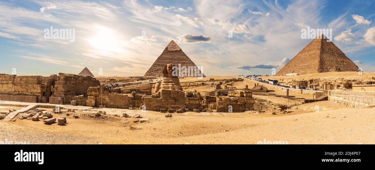 Las grandes Pirámides de Giza y la Esfinge cerca de las ruinas de un templo en Giza, Egipto Foto de stock