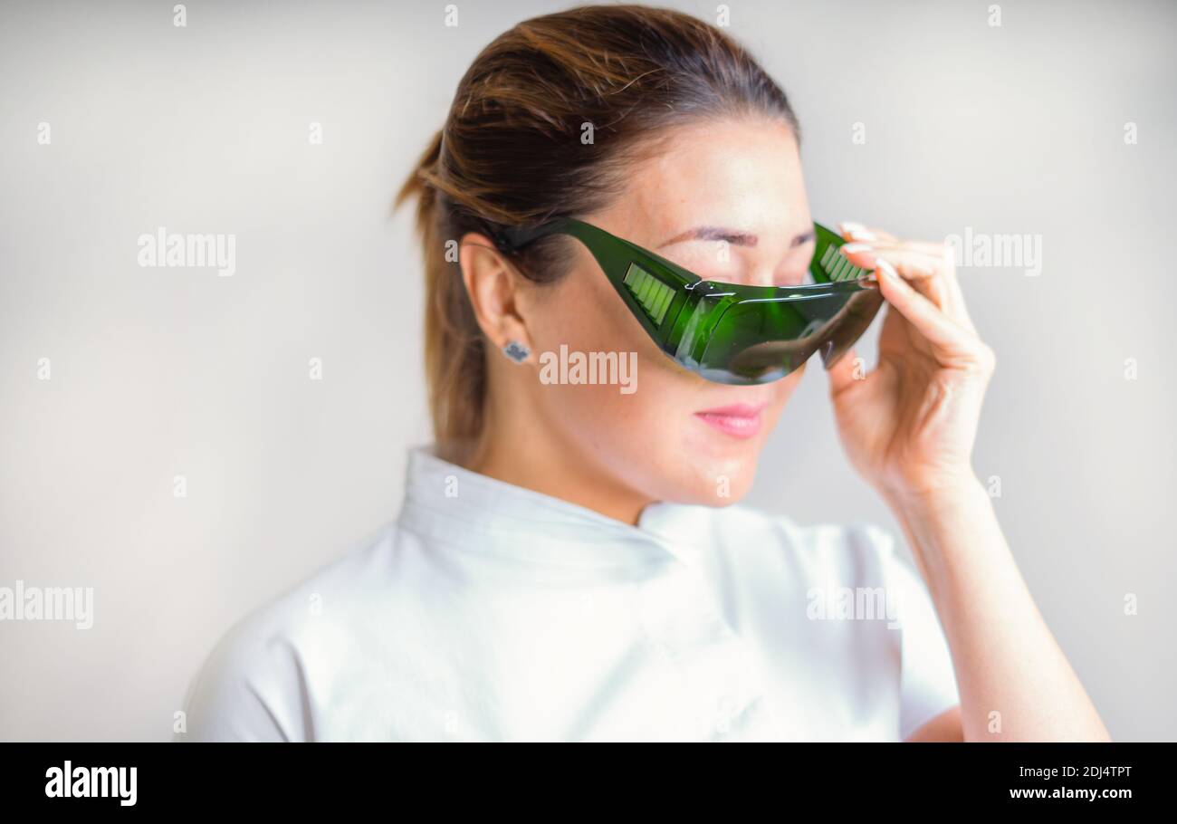 gafas para proteger los ojos de la radiación láser en el manos de  cosmetólogo Fotografía de stock - Alamy