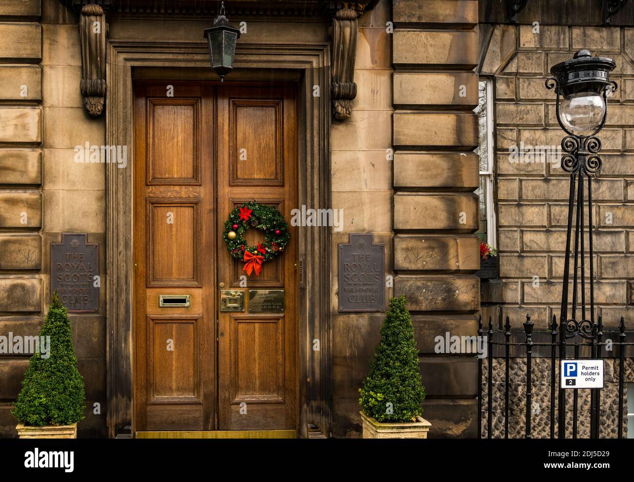 Corona decorativa de Navidad en la puerta frontal con paneles del Royal Scots Club, Edinburgh New Town, Scotland, UK Foto de stock