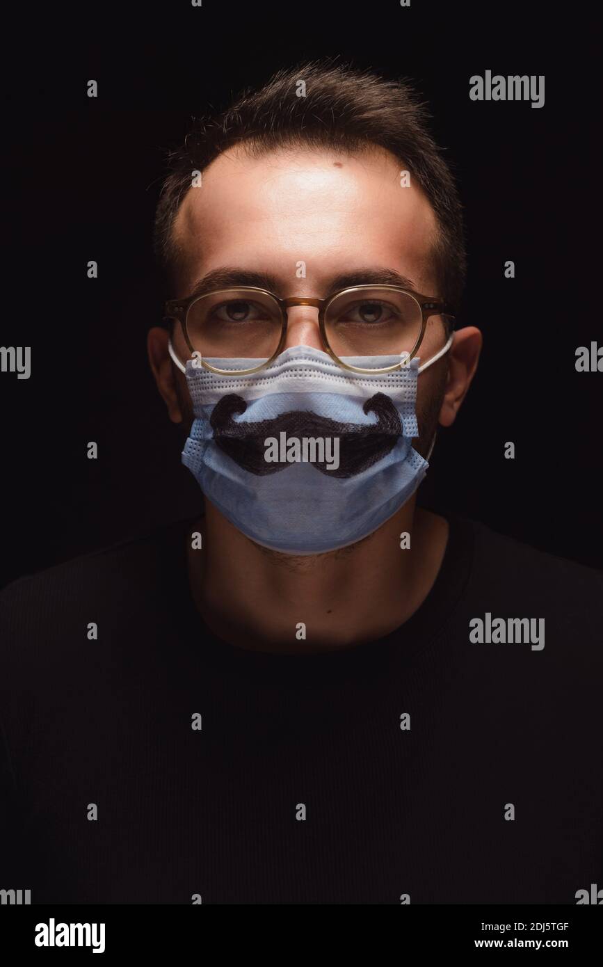 Máscara con bigote fotografías e imágenes de alta resolución - Alamy