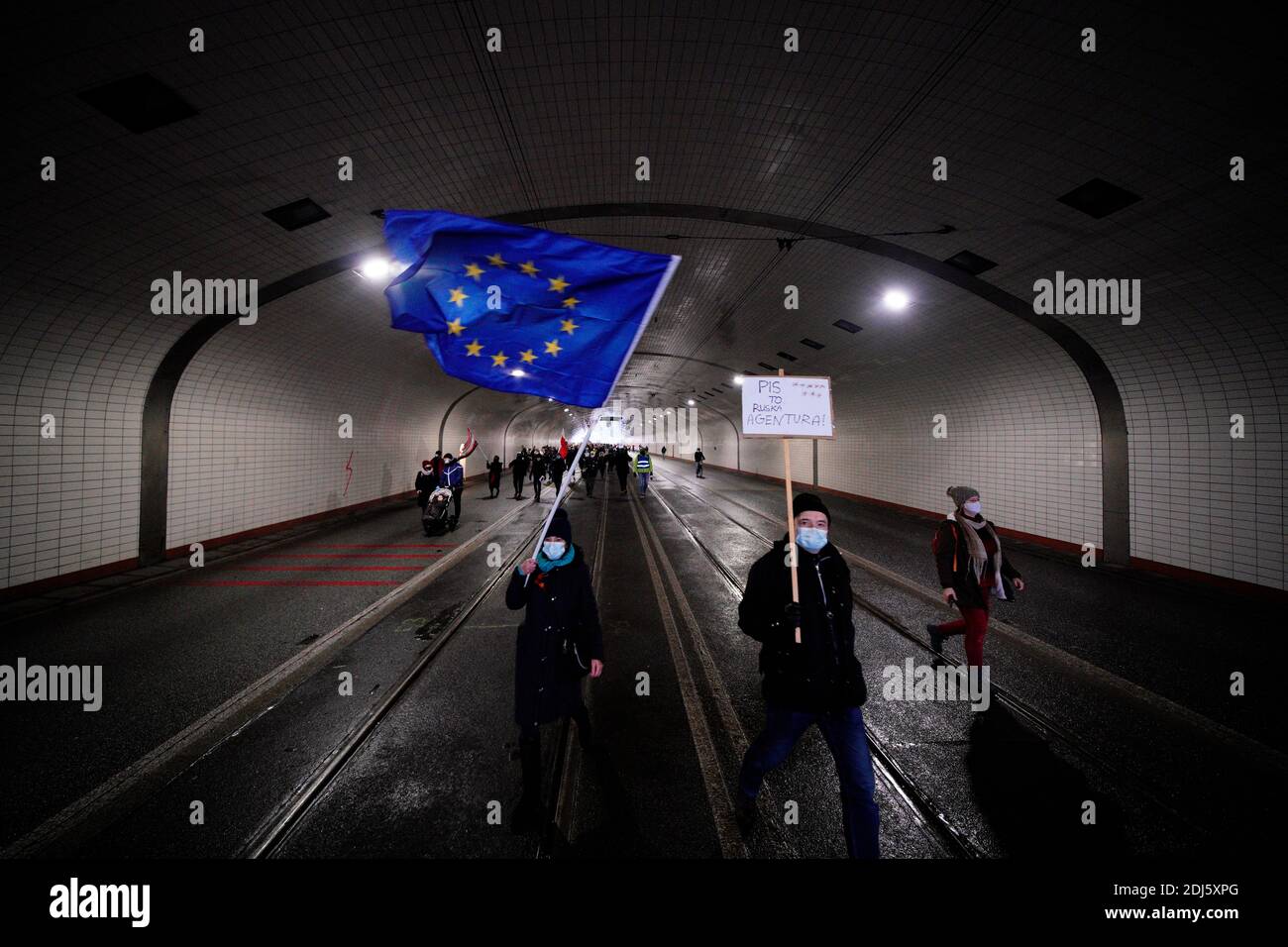 Un manifestante ondea una bandera de la UE durante una marcha de manifestantes pro-elección en Varsovia, Polonia el 13 de diciembre de 2020. Miles de personas salieron a las calles en Sunda Foto de stock