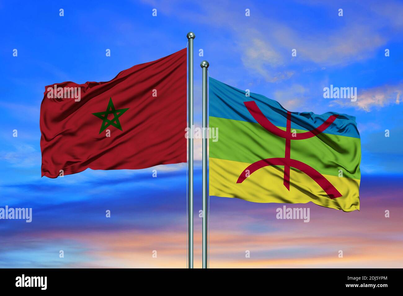 Bandera de Marruecos y bereberes agitando juntos en el azul cielo Foto de stock