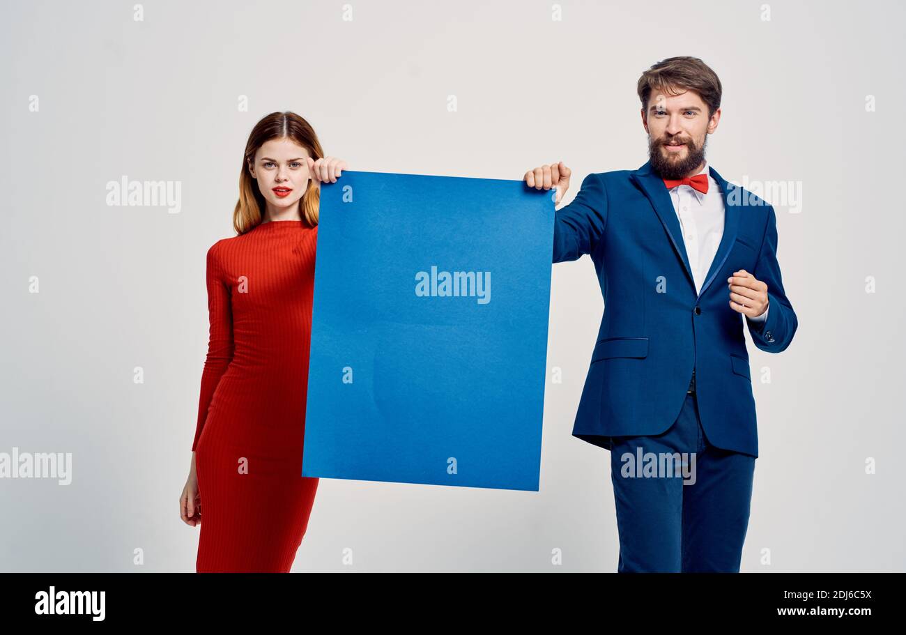 traje azul y vestido rojo