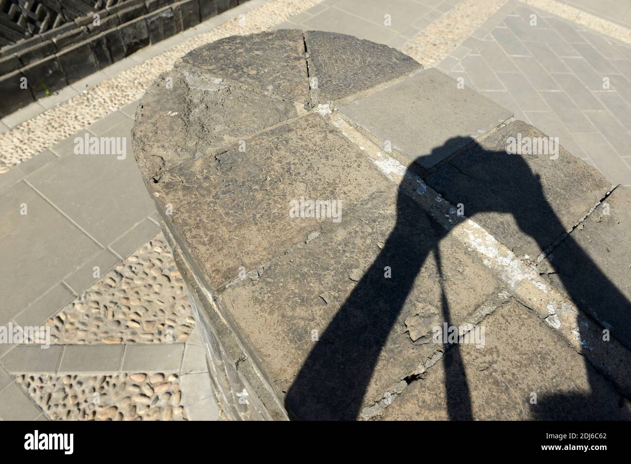 Sombra de una cámara que se sostiene para fotografiar el laberinto en las ruinas del antiguo Palacio de Verano o Yuanmingyuan en los suburbios del noroeste de Beijing, China Foto de stock
