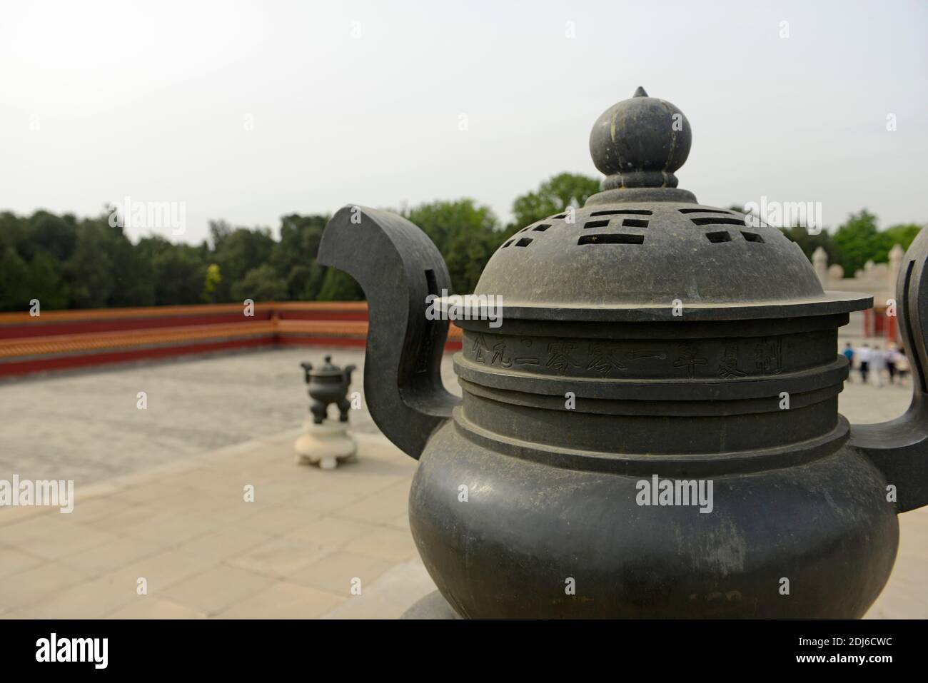 Pote ceremonial de incienso en el Templo de la Tierra, o Ditan, en Beijing, China Foto de stock