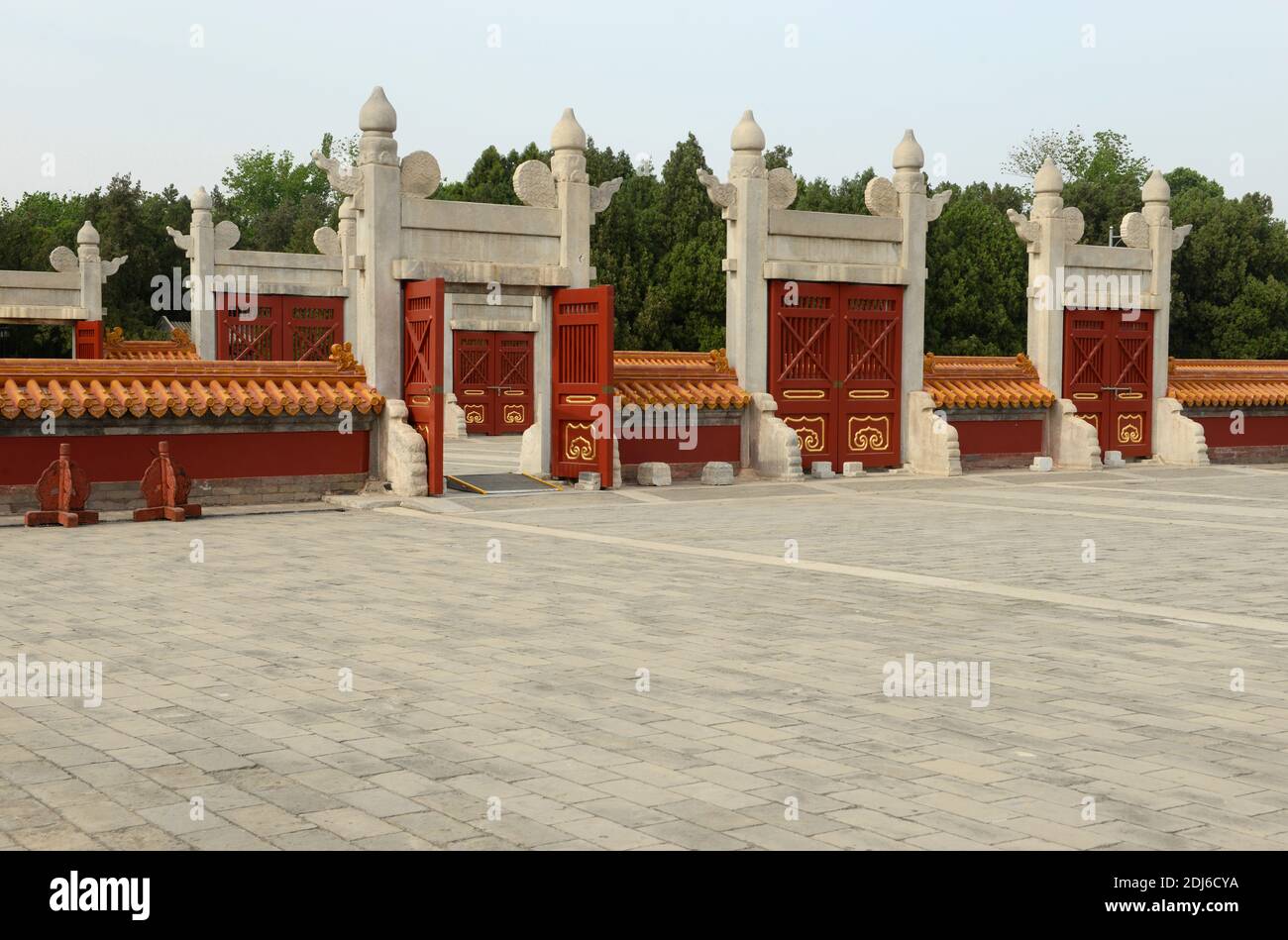 Las antiguas puertas dan acceso a las secciones más interiores del Templo de la Tierra, o Ditan, en Beijing, China Foto de stock