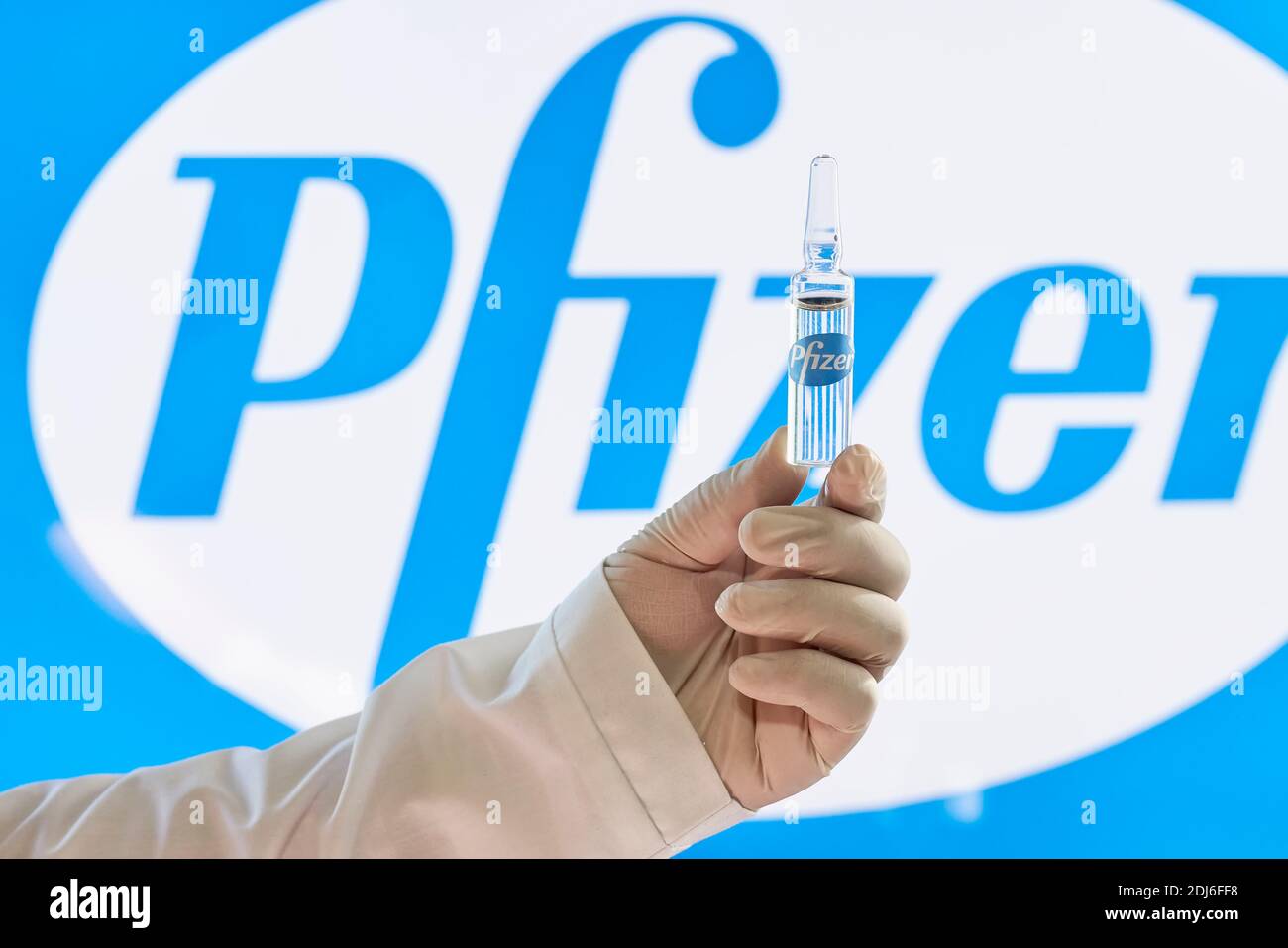 Tashkent, Uzbekistán - 7 de diciembre de 2020: Un médico tiene una nueva vacuna contra Covid-19 de la compañía farmacéutica estadounidense Pfizer Foto de stock