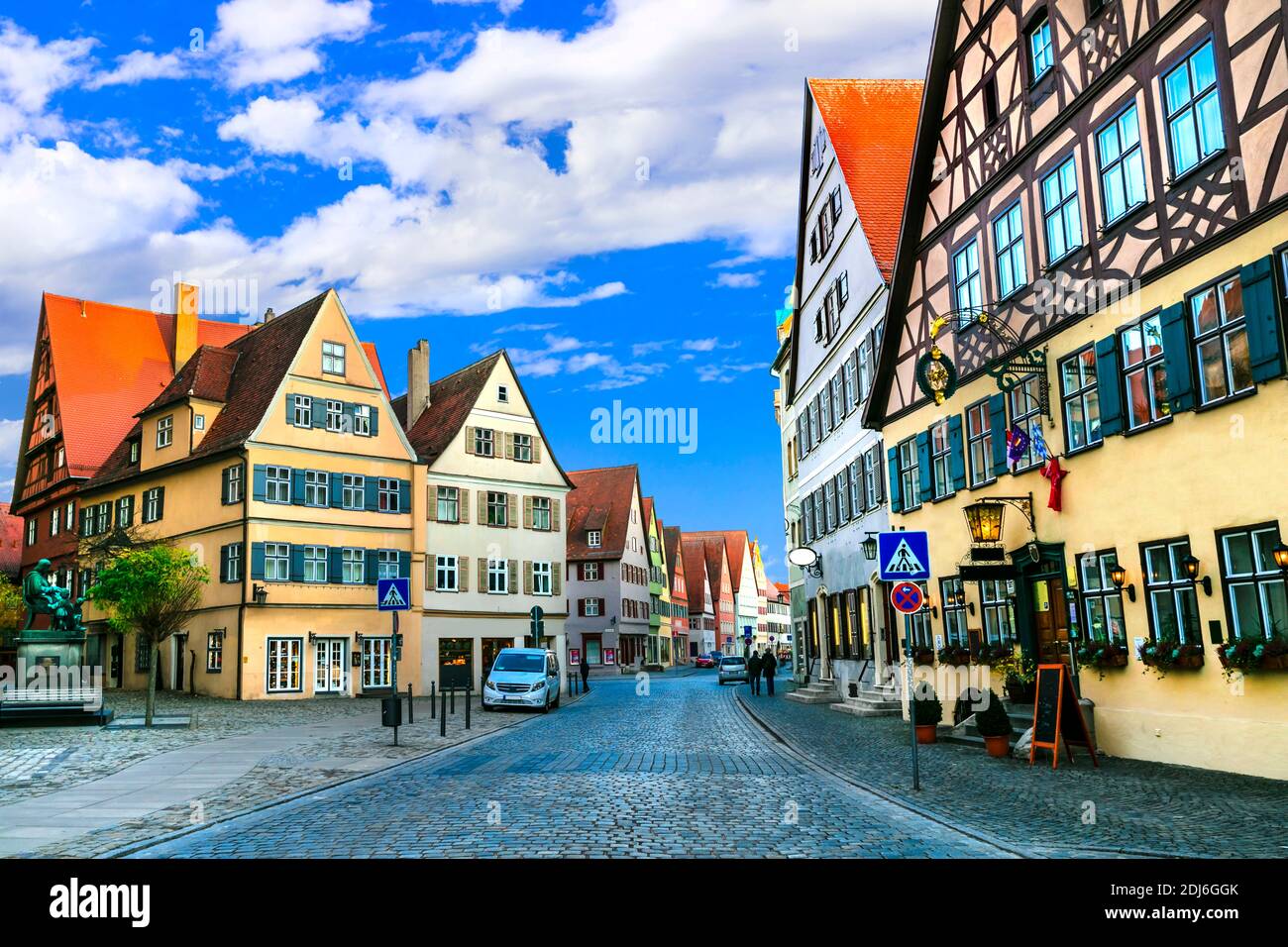 Viajar en Baviera (Alemania) - el casco antiguo Dinkelsbuhl con casas tradicionales de colores. Famosa ruta "Ruta romántica" Foto de stock