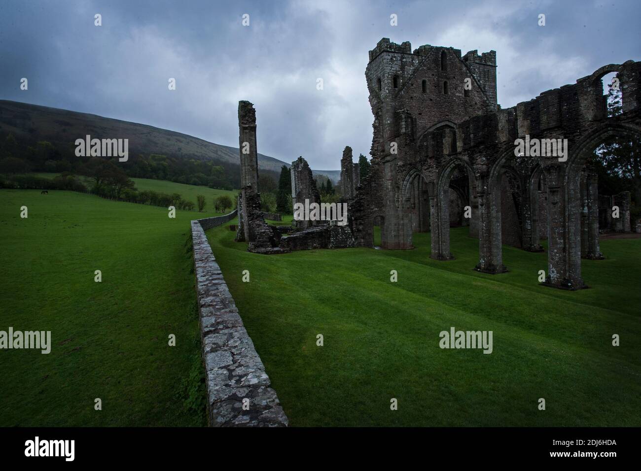 Llanthony Priory, Parque Nacional Brecon Beacons en Monmouthshire, al sureste de Gales. Foto de stock