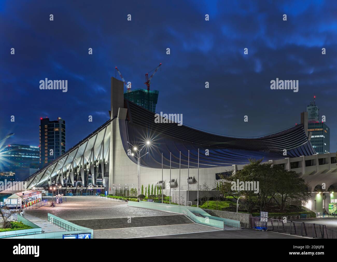 tokio, japón - noviembre de 02 2019: Vista nocturna del gimnasio nacional Yoyogi diseñado por Kenzo Tange en el parque Yoyogi donde se celebraron los Juegos Olímpicos de 1964 Foto de stock