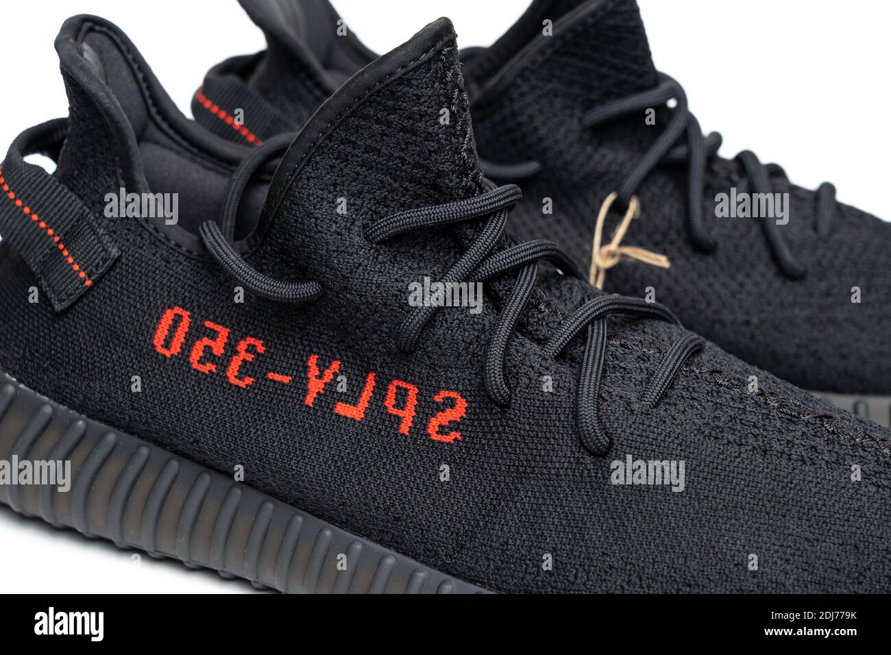 Moscú, Rusia - Diciembre 2020 : Adidas Yeezy Boost 350 V2 NÚCLEO NEGRO ROJO  Fotografía de stock - Alamy